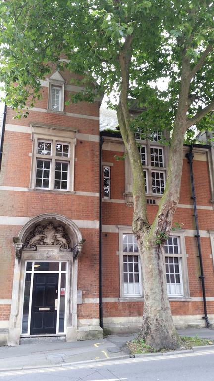 Comfortable Swindon Town Centre Apartments, Free Parking, Sleeps Up To 8 Стая снимка