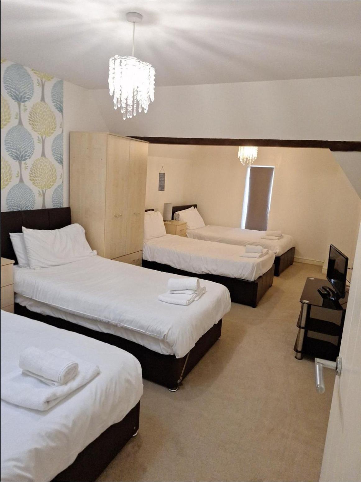 Comfortable Swindon Town Centre Apartments, Free Parking, Sleeps Up To 8 Екстериор снимка