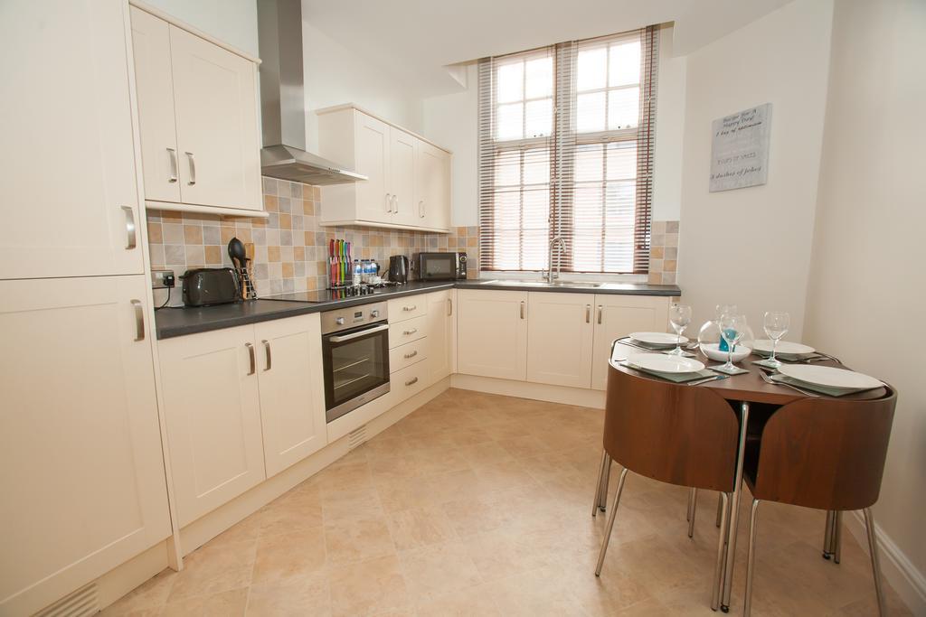 Comfortable Swindon Town Centre Apartments, Free Parking, Sleeps Up To 8 Екстериор снимка