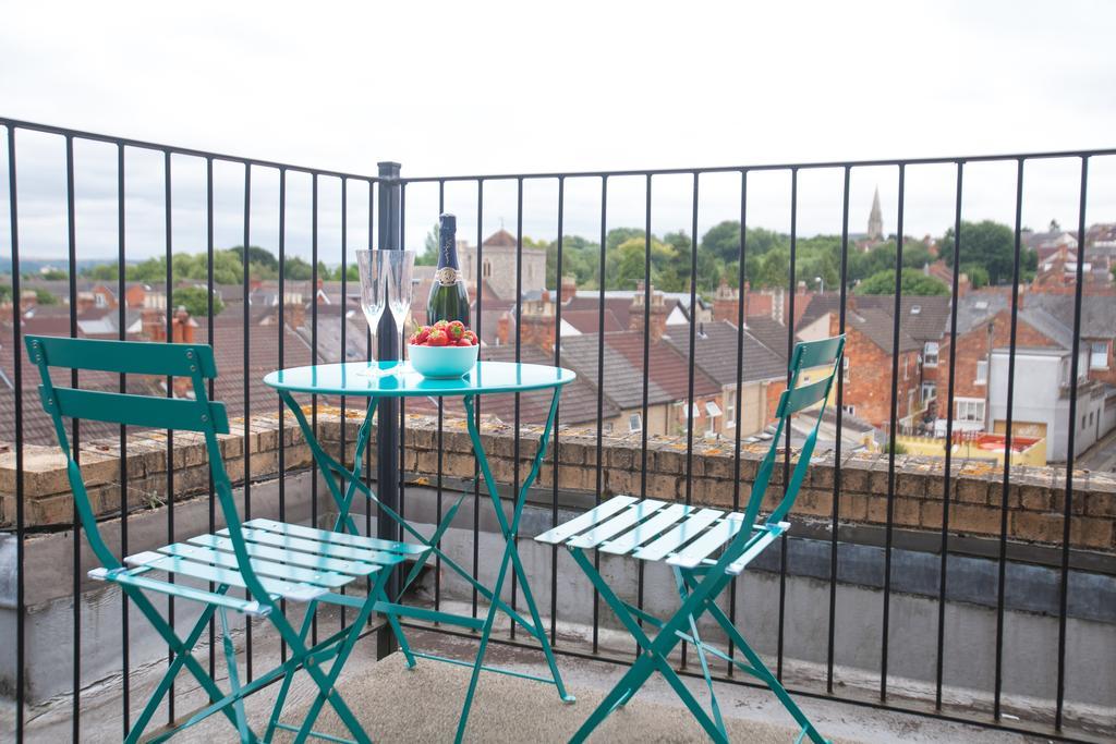 Comfortable Swindon Town Centre Apartments, Free Parking, Sleeps Up To 8 Екстериор снимка
