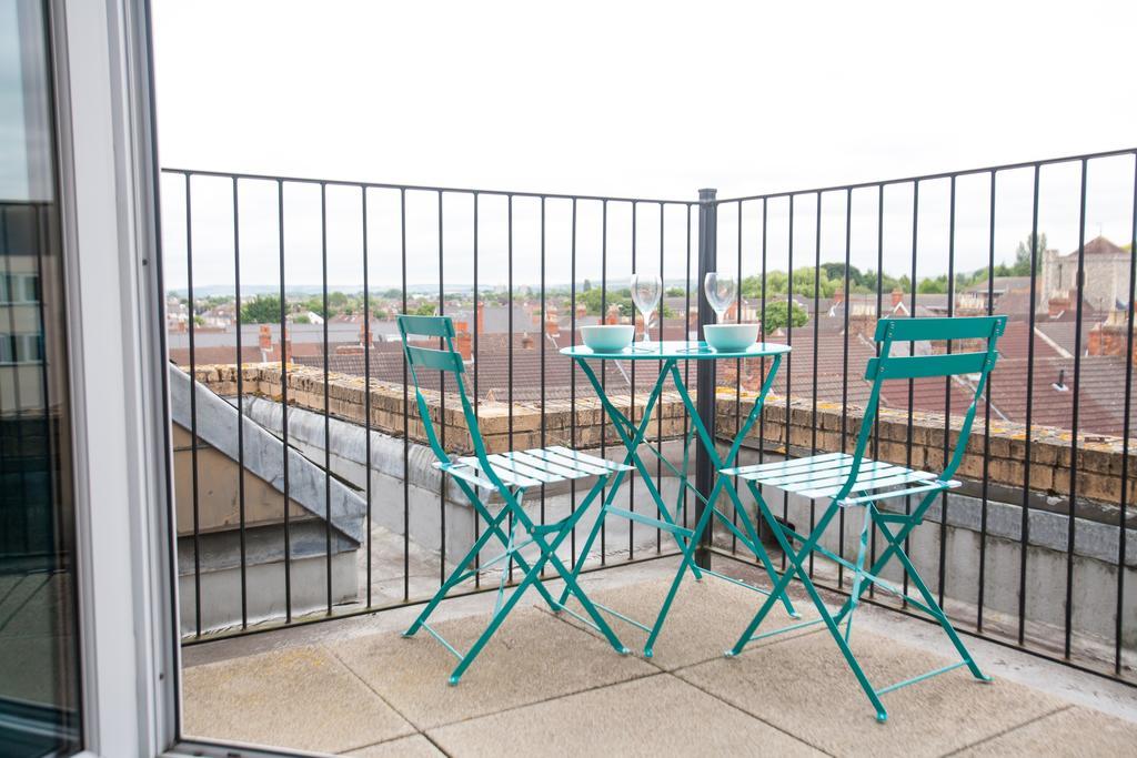 Comfortable Swindon Town Centre Apartments, Free Parking, Sleeps Up To 8 Екстериор снимка