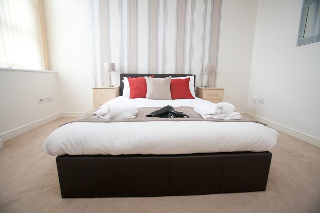 Comfortable Swindon Town Centre Apartments, Free Parking, Sleeps Up To 8 Екстериор снимка