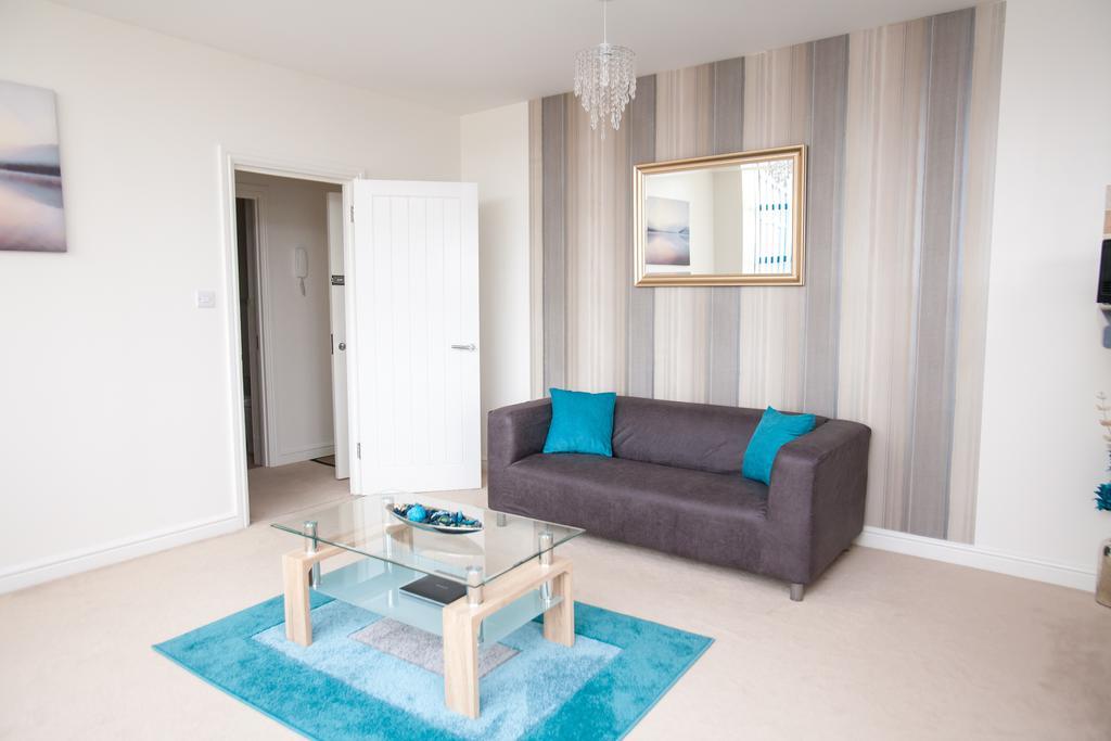 Comfortable Swindon Town Centre Apartments, Free Parking, Sleeps Up To 8 Екстериор снимка