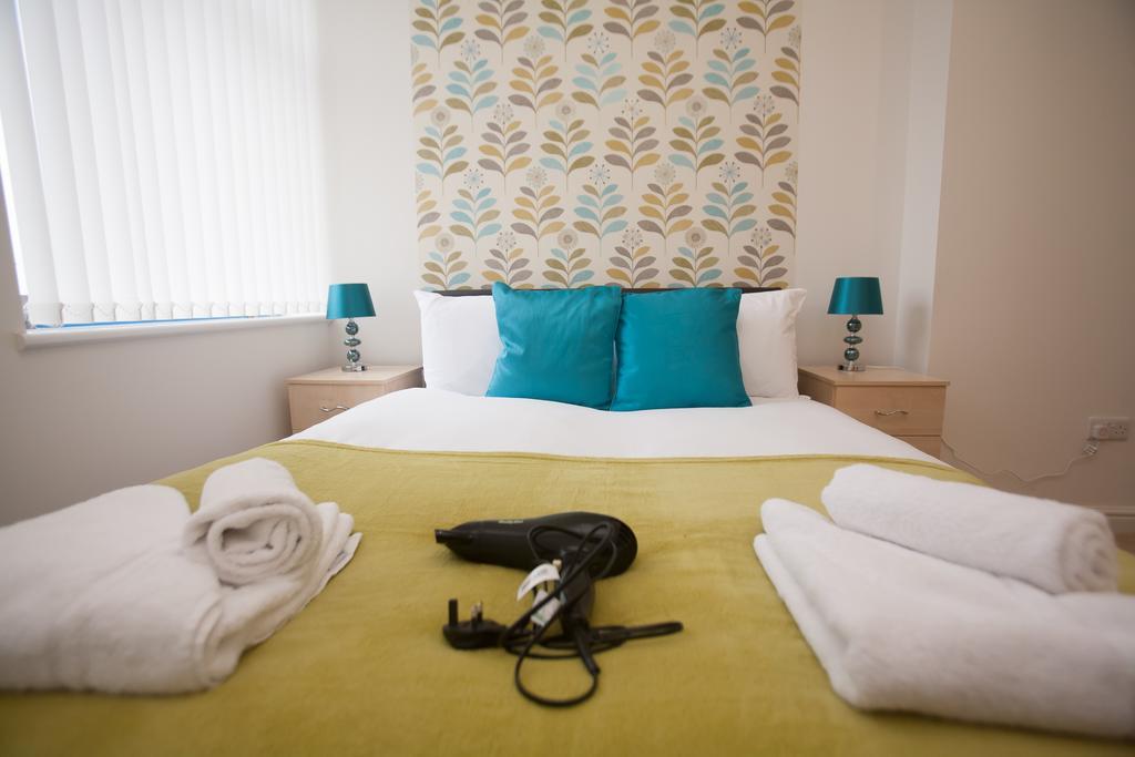 Comfortable Swindon Town Centre Apartments, Free Parking, Sleeps Up To 8 Екстериор снимка