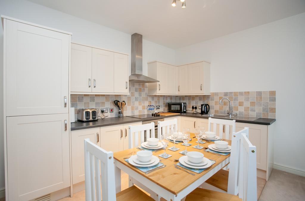 Comfortable Swindon Town Centre Apartments, Free Parking, Sleeps Up To 8 Екстериор снимка
