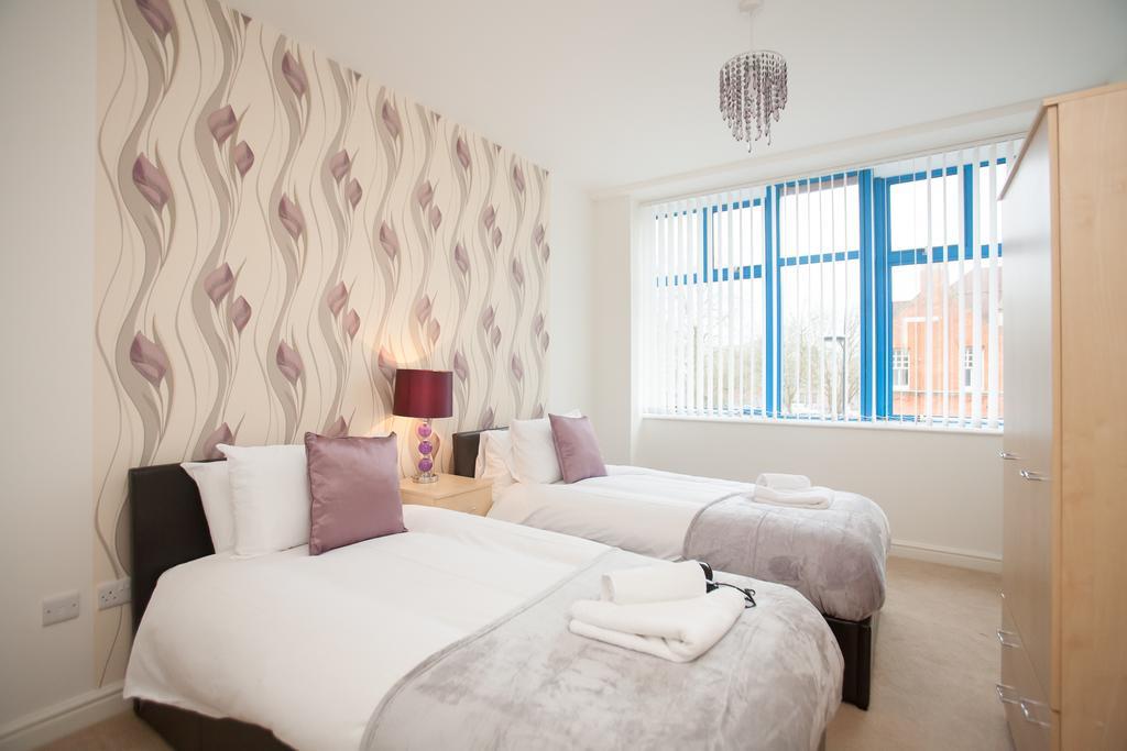 Comfortable Swindon Town Centre Apartments, Free Parking, Sleeps Up To 8 Екстериор снимка