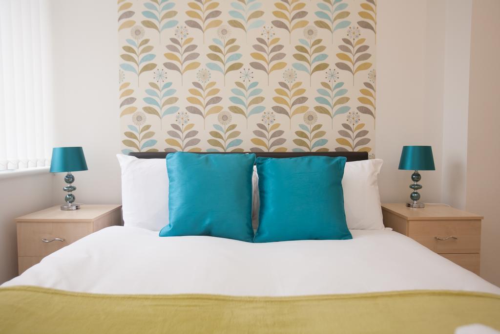 Comfortable Swindon Town Centre Apartments, Free Parking, Sleeps Up To 8 Екстериор снимка