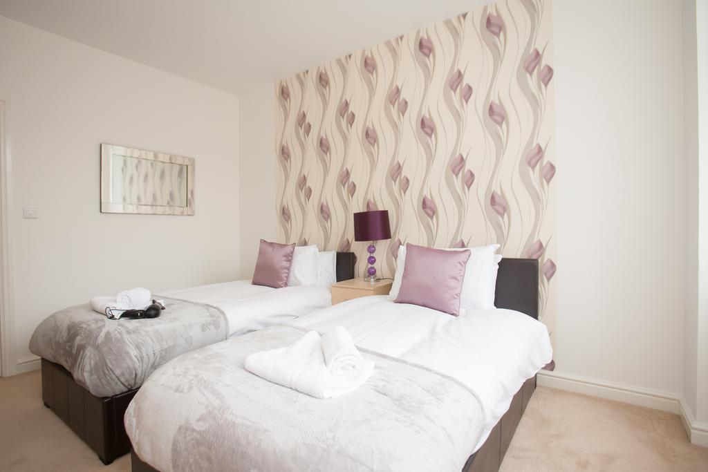Comfortable Swindon Town Centre Apartments, Free Parking, Sleeps Up To 8 Екстериор снимка