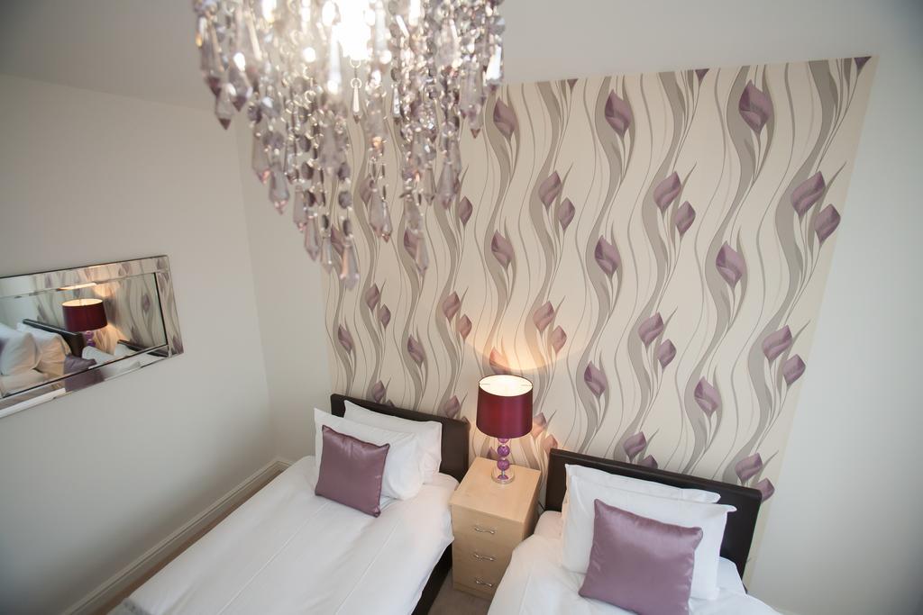 Comfortable Swindon Town Centre Apartments, Free Parking, Sleeps Up To 8 Екстериор снимка