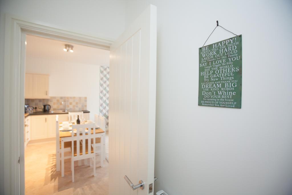 Comfortable Swindon Town Centre Apartments, Free Parking, Sleeps Up To 8 Екстериор снимка
