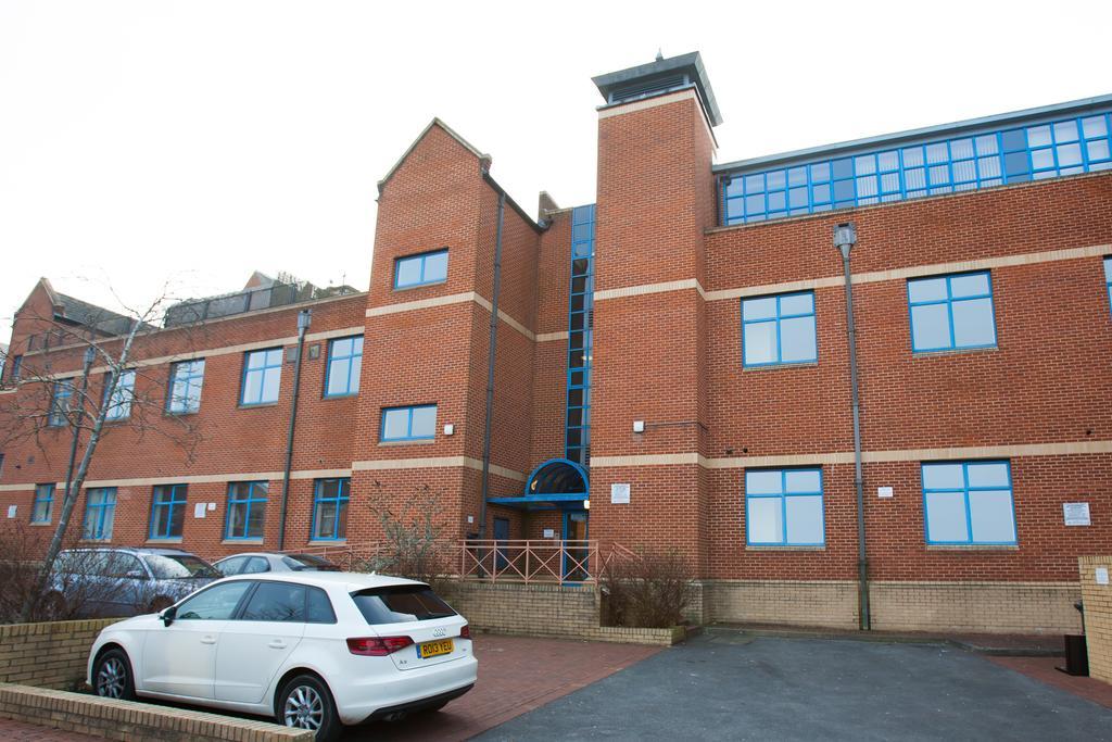 Comfortable Swindon Town Centre Apartments, Free Parking, Sleeps Up To 8 Екстериор снимка
