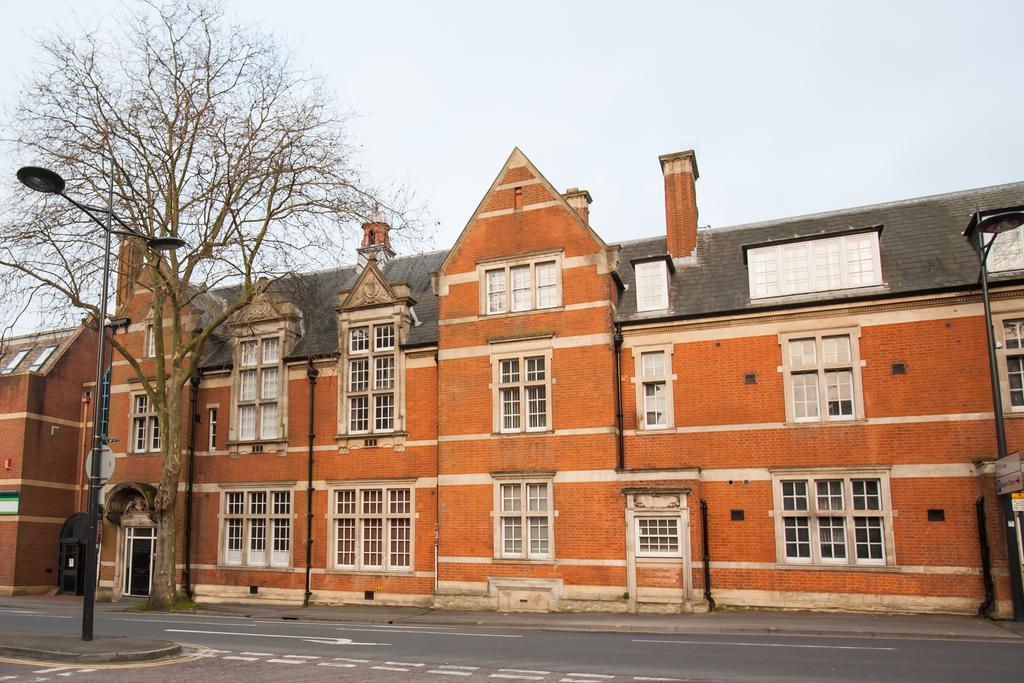 Comfortable Swindon Town Centre Apartments, Free Parking, Sleeps Up To 8 Екстериор снимка
