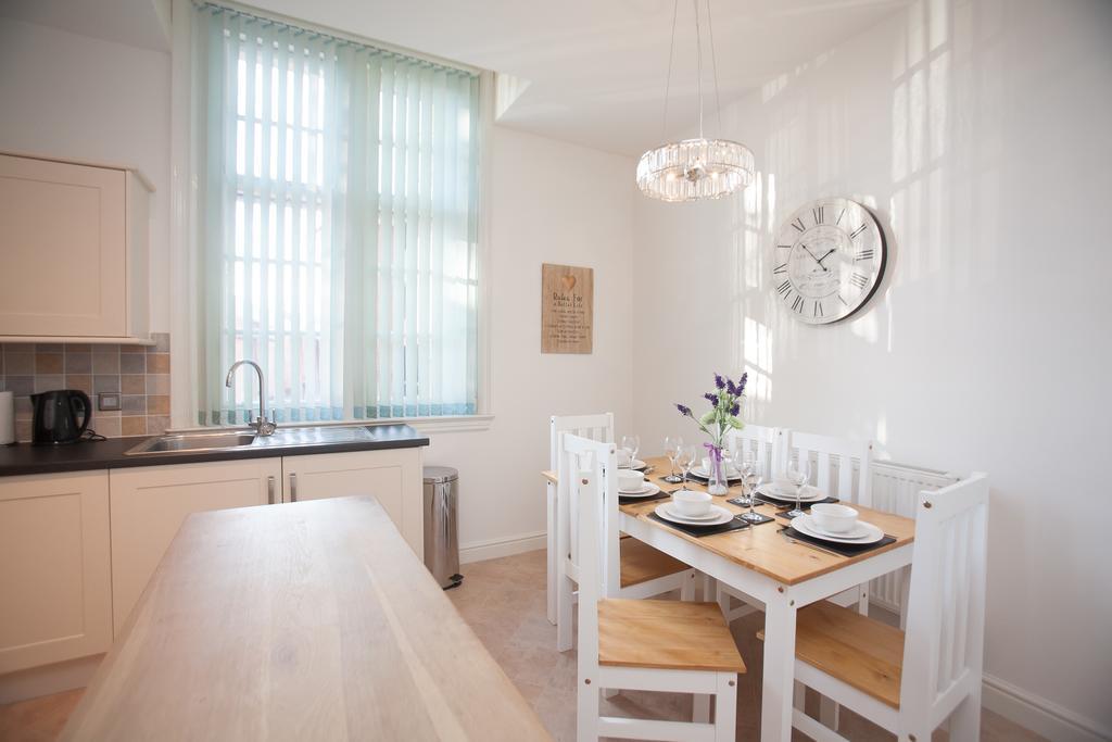 Comfortable Swindon Town Centre Apartments, Free Parking, Sleeps Up To 8 Екстериор снимка