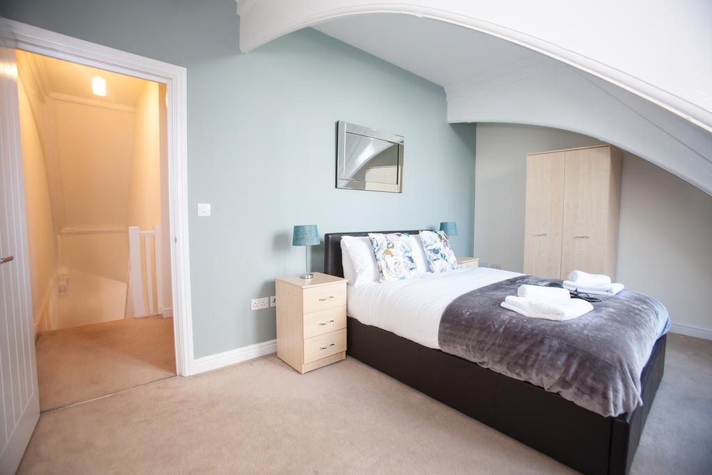 Comfortable Swindon Town Centre Apartments, Free Parking, Sleeps Up To 8 Екстериор снимка