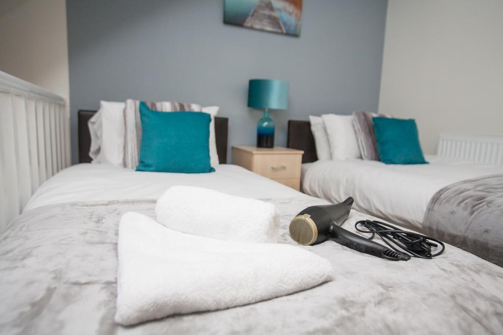 Comfortable Swindon Town Centre Apartments, Free Parking, Sleeps Up To 8 Екстериор снимка