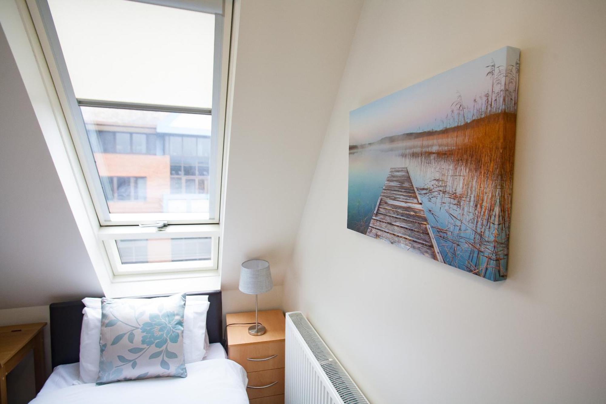 Comfortable Swindon Town Centre Apartments, Free Parking, Sleeps Up To 8 Екстериор снимка