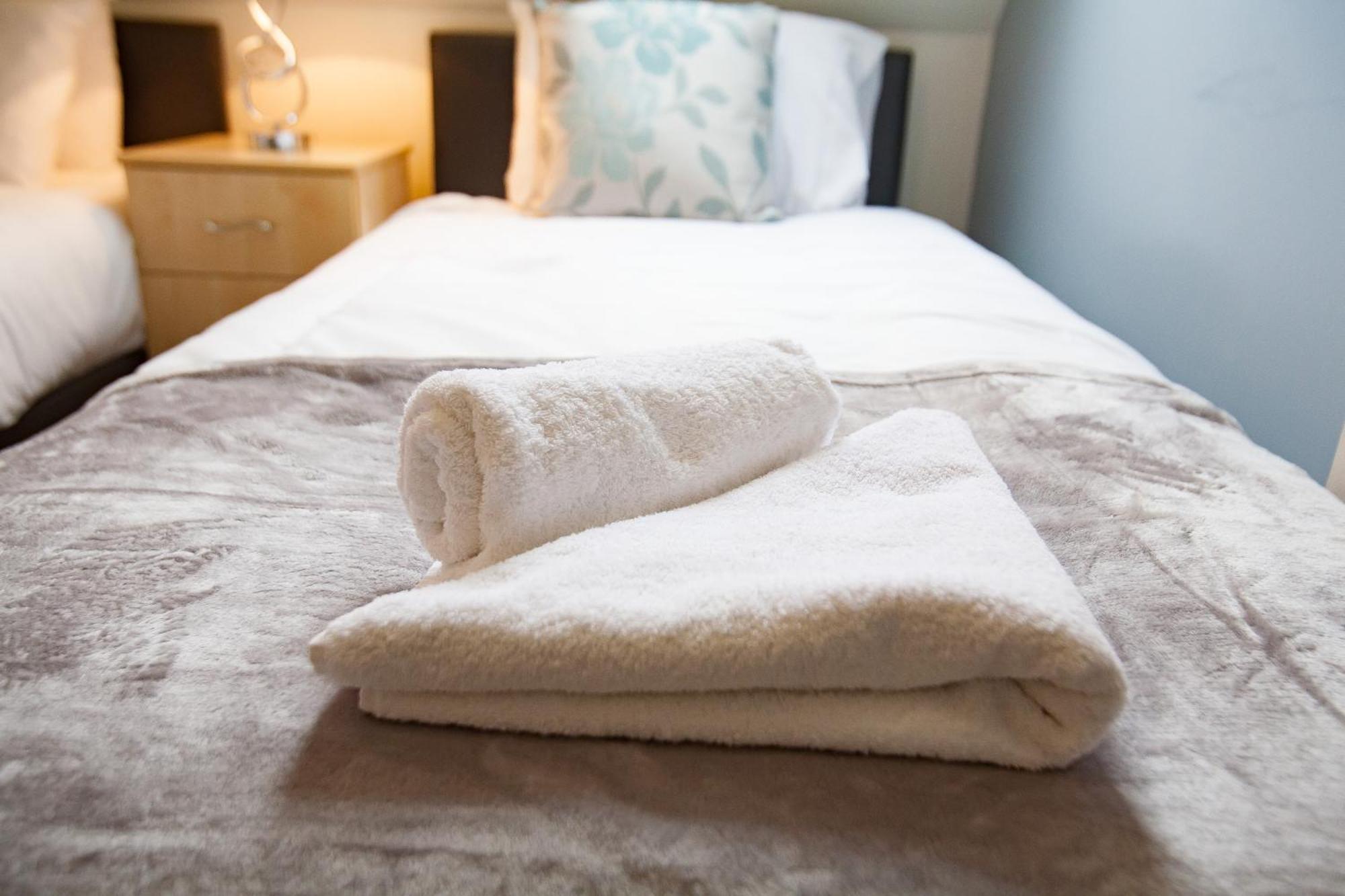 Comfortable Swindon Town Centre Apartments, Free Parking, Sleeps Up To 8 Екстериор снимка