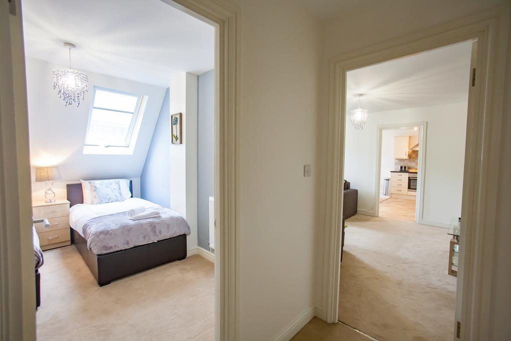 Comfortable Swindon Town Centre Apartments, Free Parking, Sleeps Up To 8 Екстериор снимка