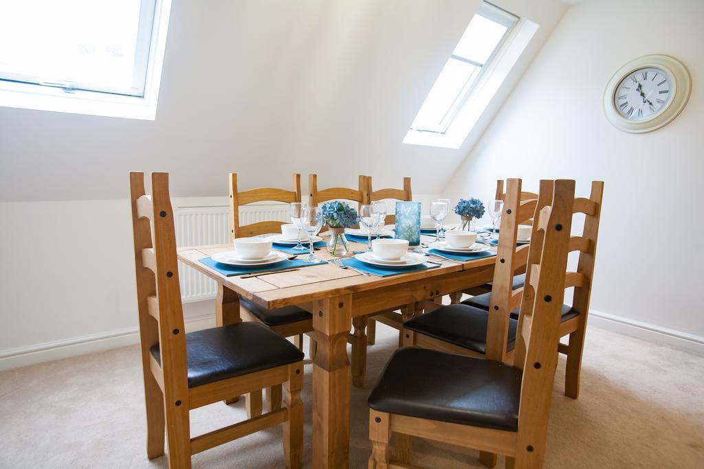 Comfortable Swindon Town Centre Apartments, Free Parking, Sleeps Up To 8 Екстериор снимка