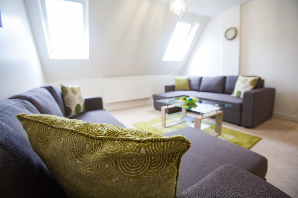 Comfortable Swindon Town Centre Apartments, Free Parking, Sleeps Up To 8 Екстериор снимка