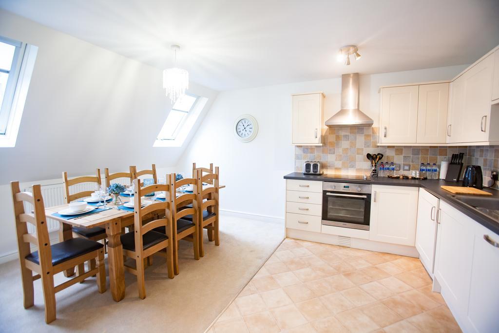 Comfortable Swindon Town Centre Apartments, Free Parking, Sleeps Up To 8 Екстериор снимка