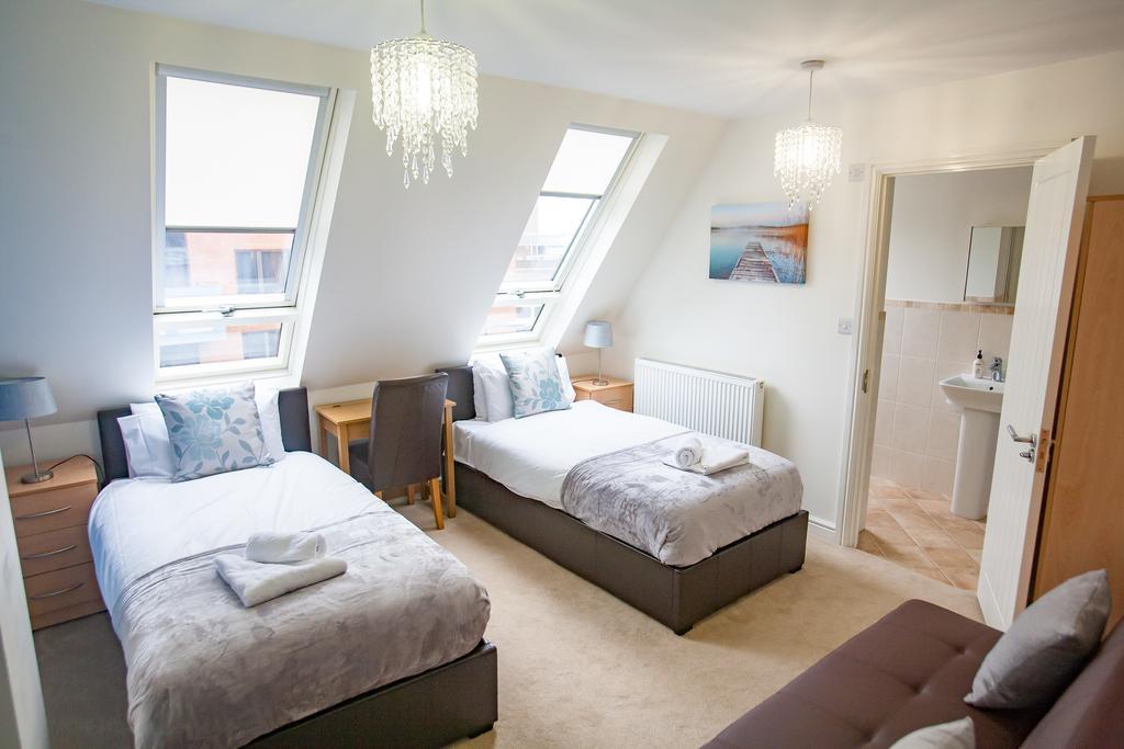 Comfortable Swindon Town Centre Apartments, Free Parking, Sleeps Up To 8 Екстериор снимка