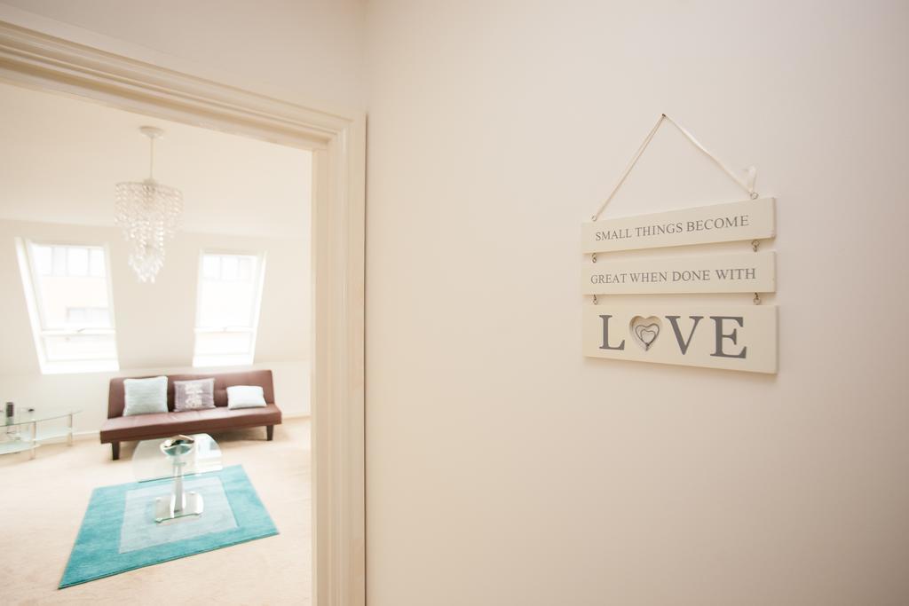 Comfortable Swindon Town Centre Apartments, Free Parking, Sleeps Up To 8 Екстериор снимка