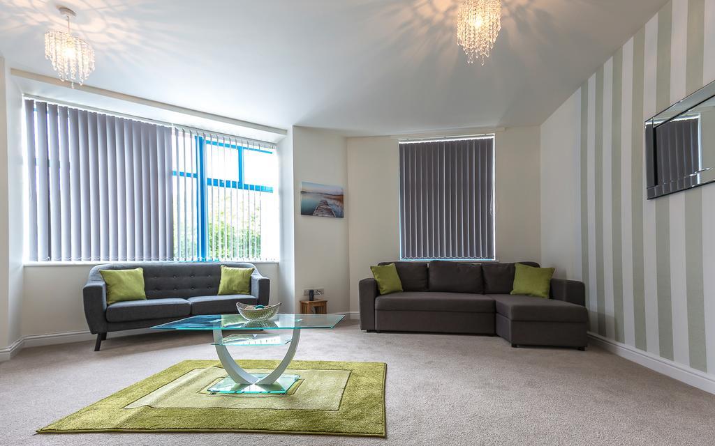 Comfortable Swindon Town Centre Apartments, Free Parking, Sleeps Up To 8 Екстериор снимка