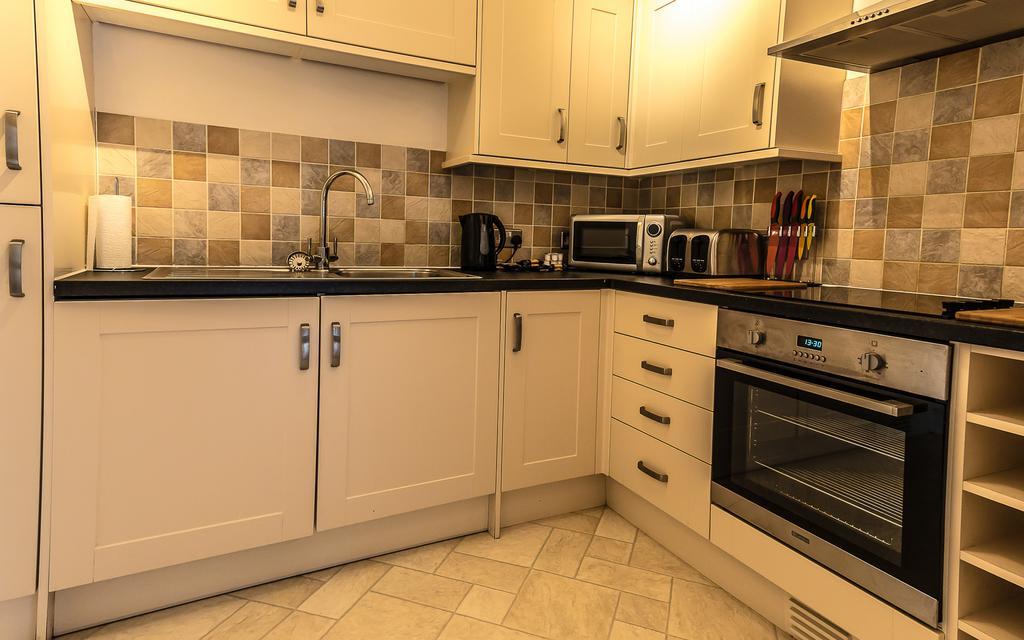 Comfortable Swindon Town Centre Apartments, Free Parking, Sleeps Up To 8 Екстериор снимка