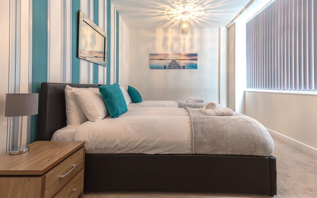 Comfortable Swindon Town Centre Apartments, Free Parking, Sleeps Up To 8 Екстериор снимка