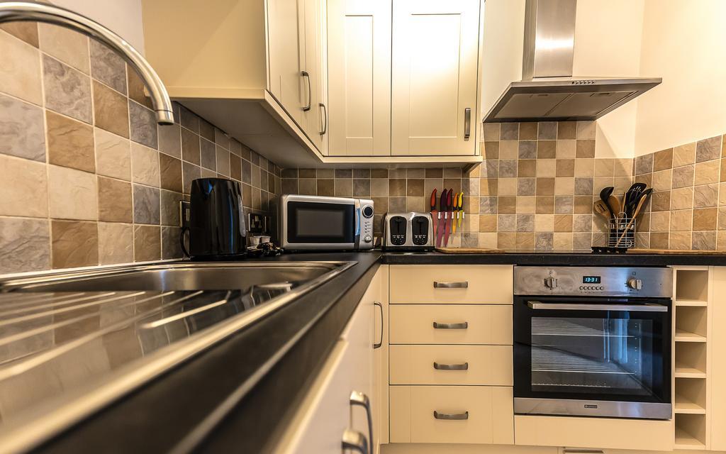 Comfortable Swindon Town Centre Apartments, Free Parking, Sleeps Up To 8 Екстериор снимка