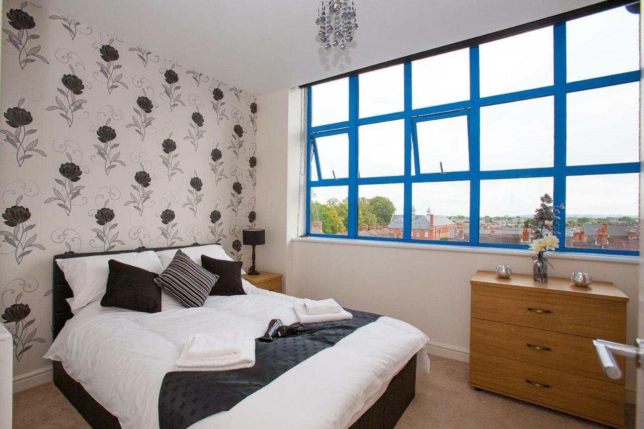 Comfortable Swindon Town Centre Apartments, Free Parking, Sleeps Up To 8 Екстериор снимка