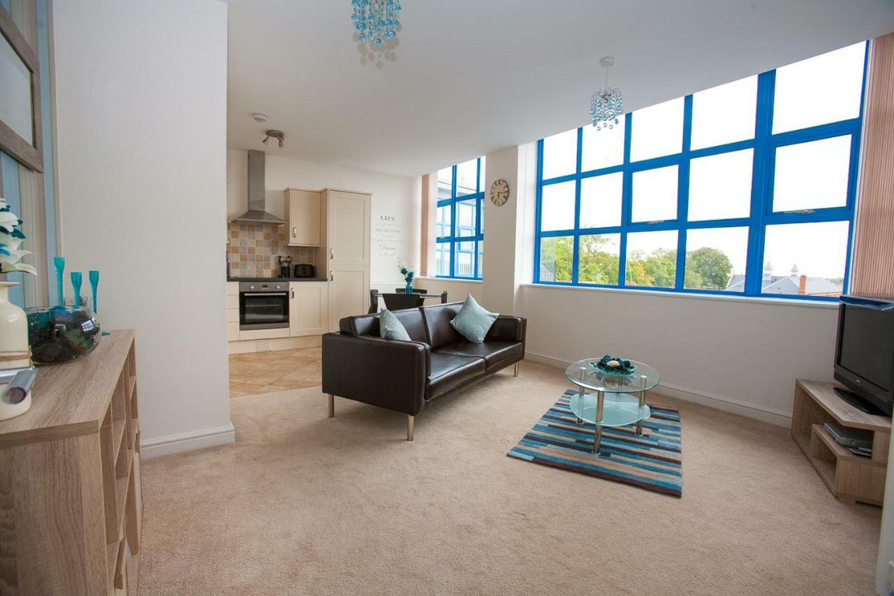 Comfortable Swindon Town Centre Apartments, Free Parking, Sleeps Up To 8 Екстериор снимка