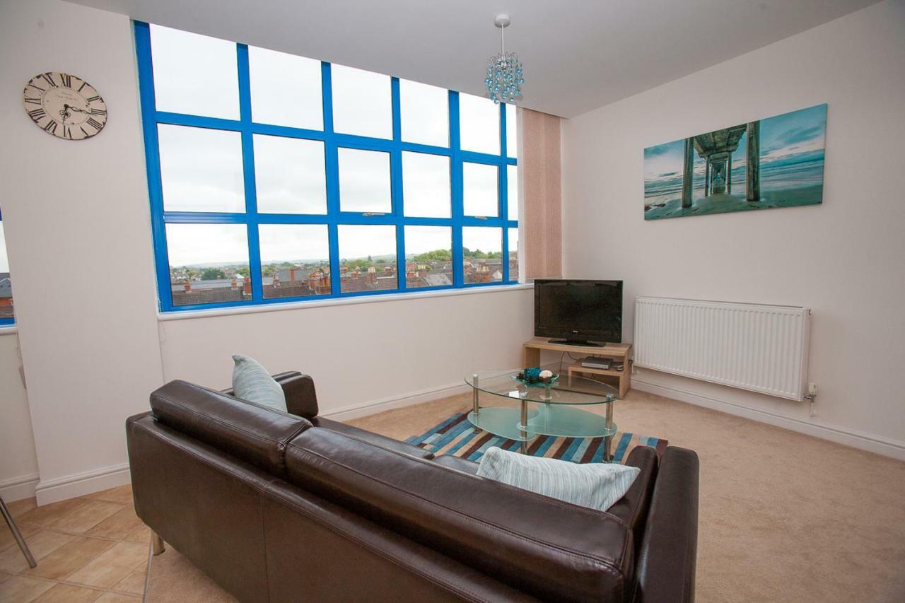 Comfortable Swindon Town Centre Apartments, Free Parking, Sleeps Up To 8 Екстериор снимка
