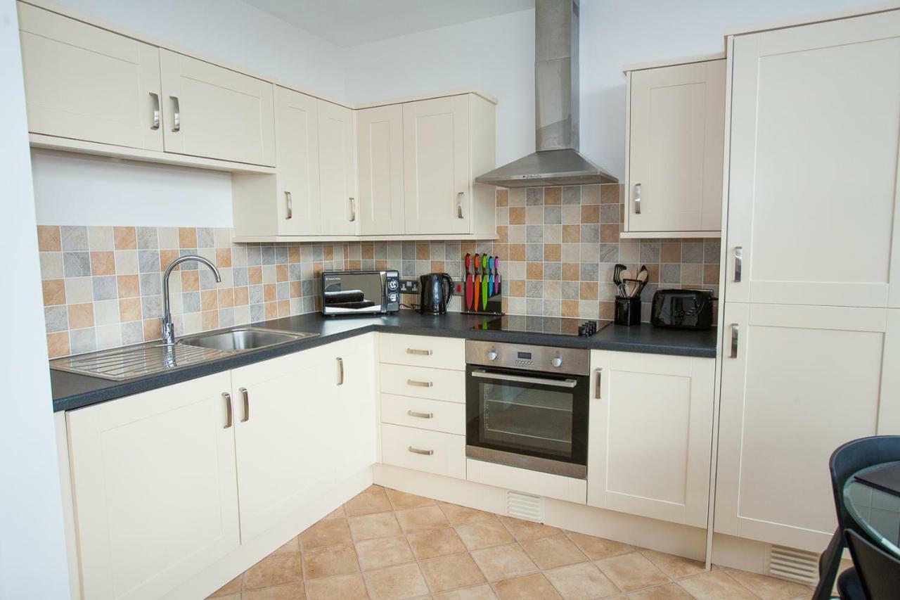 Comfortable Swindon Town Centre Apartments, Free Parking, Sleeps Up To 8 Екстериор снимка
