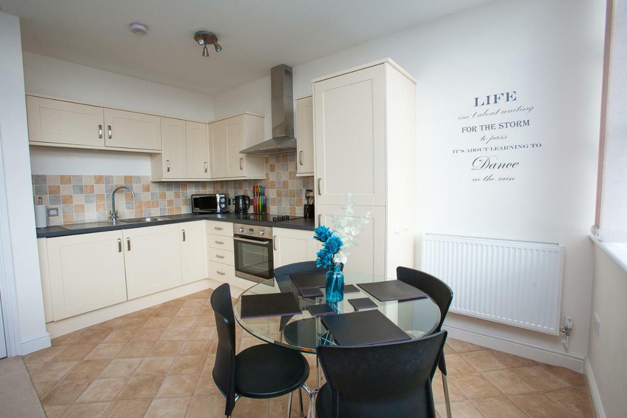Comfortable Swindon Town Centre Apartments, Free Parking, Sleeps Up To 8 Екстериор снимка