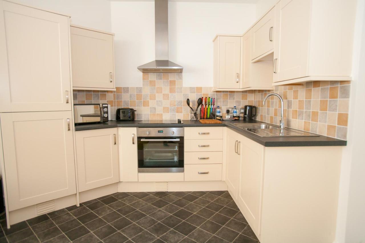 Comfortable Swindon Town Centre Apartments, Free Parking, Sleeps Up To 8 Екстериор снимка